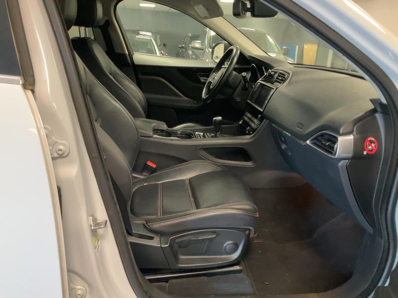 Jaguar F-Pace 20d Pure 2017 – снимка 16