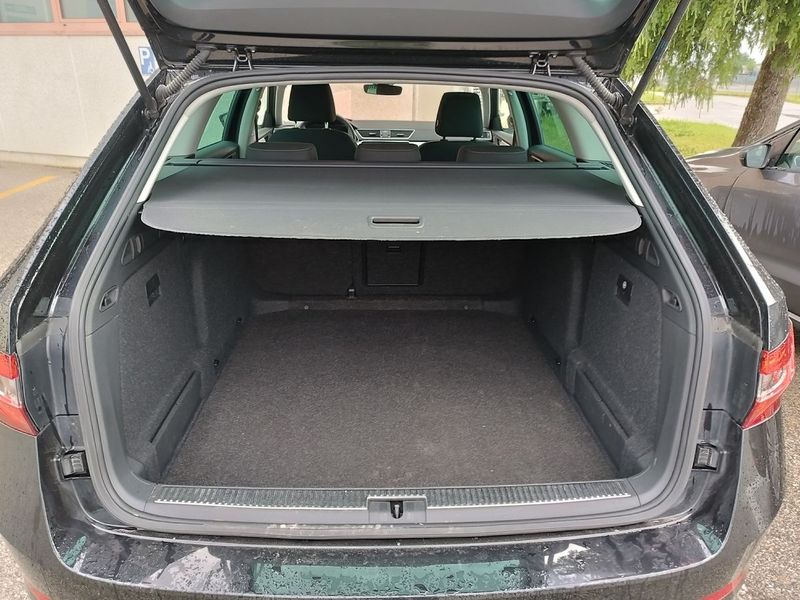 Skoda Superb 2.0 TDI Executive 2023 – снимка 9