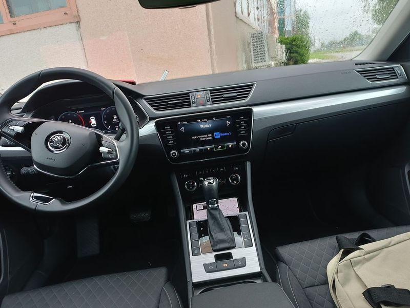 Skoda Superb 2.0 TDI Executive 2023 – снимка 11