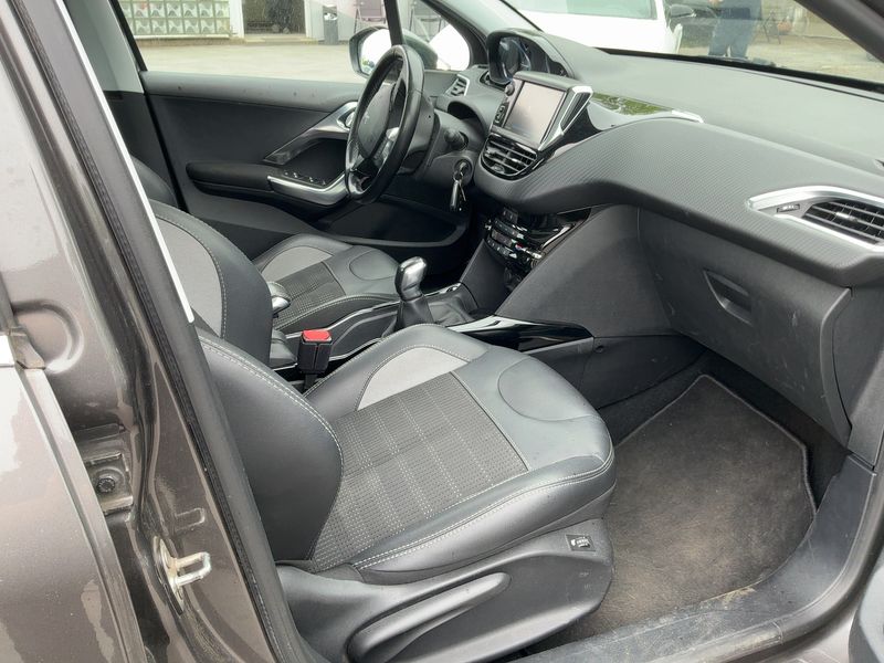 Peugeot 2008 1.2 PureTech Allure 2017 – снимка 17