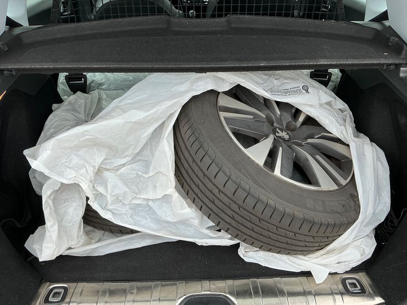 Peugeot 2008 1.2 PureTech Allure 2017 – снимка 15