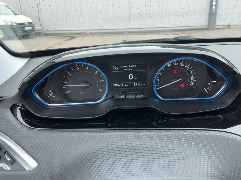 Peugeot 2008 1.2 PureTech Allure 2017 – снимка 19