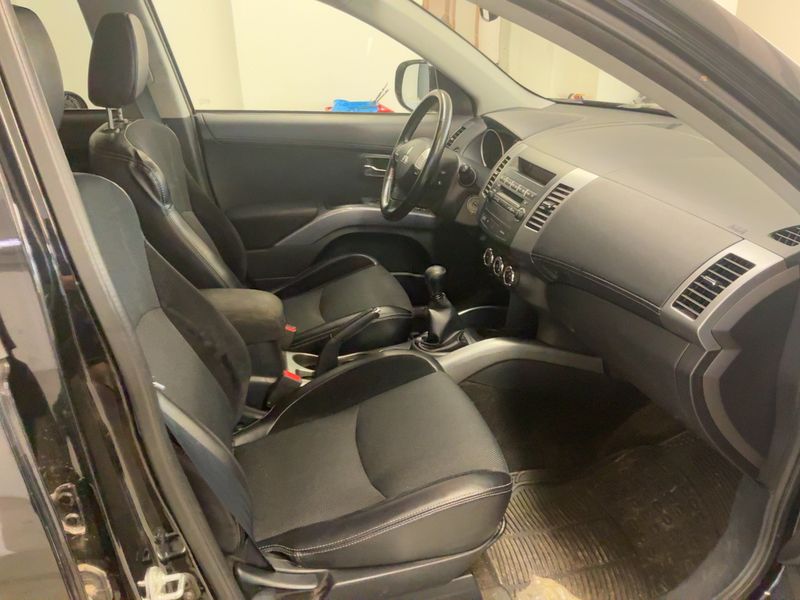 Mitsubishi Outlander 2.0 MIVEC Invite 2WD 2010 – снимка 17