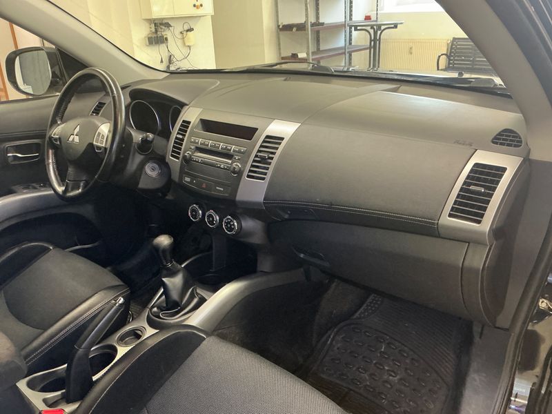Mitsubishi Outlander 2.0 MIVEC Invite 2WD 2010 – снимка 31