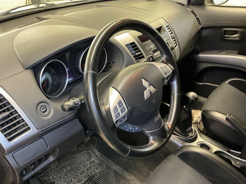 Mitsubishi Outlander 2.0 MIVEC Invite 2WD 2010 – снимка 33