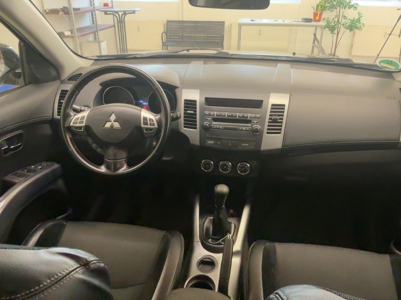 Mitsubishi Outlander 2.0 MIVEC Invite 2WD 2010 – снимка 18