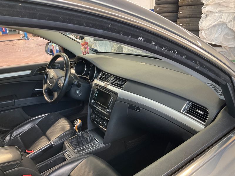 Skoda Superb 2.0 TDI Elegance 2012 – снимка 29