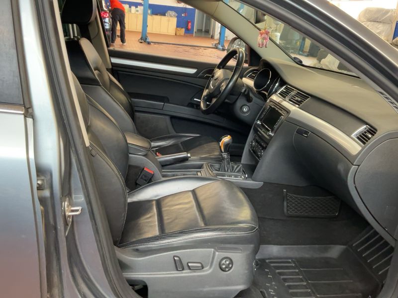 Skoda Superb 2.0 TDI Elegance 2012 – снимка 17