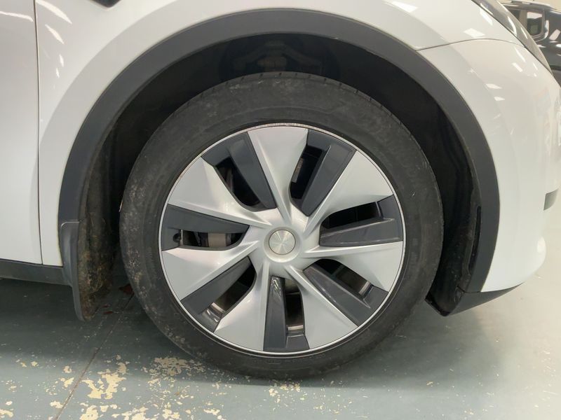 Tesla Model Y Standard Range 2023 – снимка 11