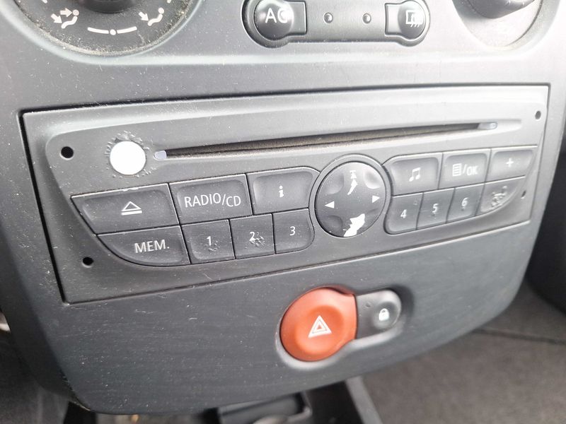 Renault Clio 1.5 dCi Dynamique TomTom 2010 – снимка 32