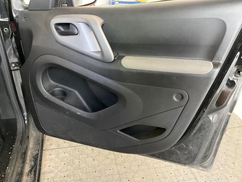 Citroen Berlingo 1.6 Blue-HDi Selection 2016 – снимка на щета 40