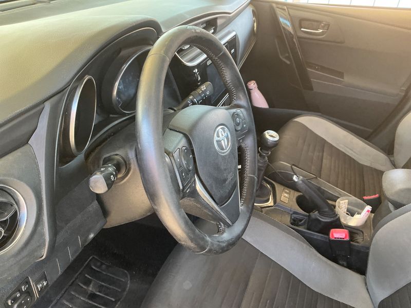 Toyota Auris Touring Sports 1.2 Turbo Active 2015 – снимка 30