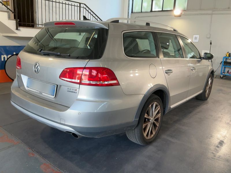 Volkswagen Passat 2.0 TDI 4Motion BlueMotion Tech 2012 – снимка 6