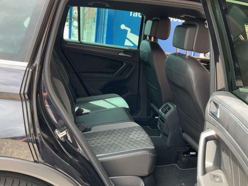 Volkswagen Tiguan 1.5 TSI ACT R-Line 2023 – снимка 19