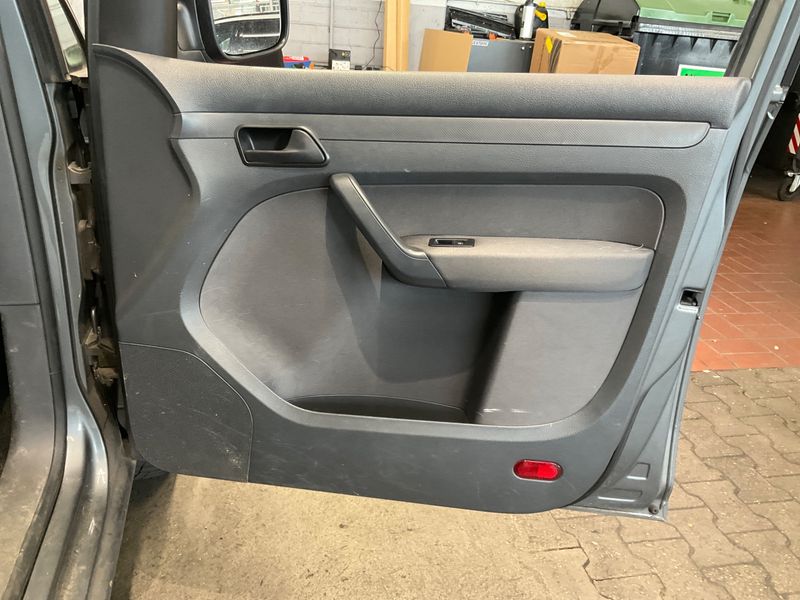 Volkswagen Caddy 1.2 TSI Maxi Roncalli 2012 – снимка 31