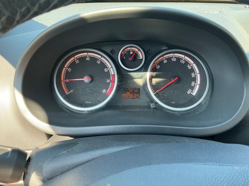 Opel Corsa 1.4 Satellite 2011 – снимка 4