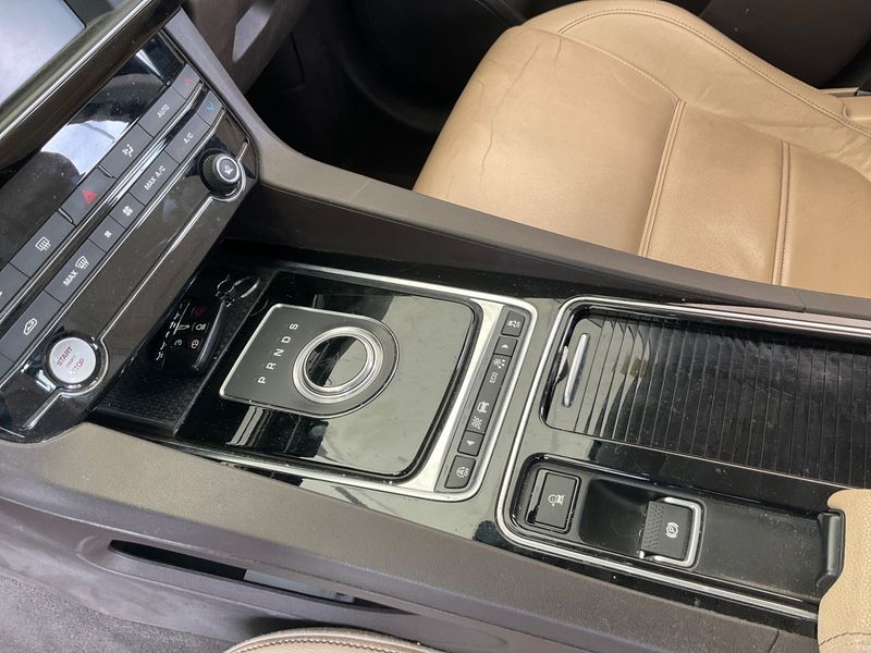 Jaguar F-Pace 20d Prestige 2018 – снимка 32