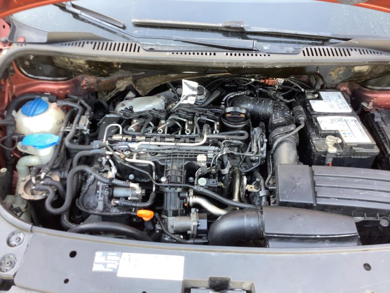 Volkswagen Touran 1.6 TDI Advance 2010 – снимка на щета