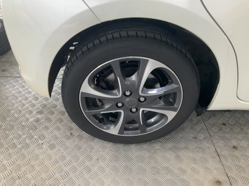Toyota Yaris 1.5 Hybrid Active 2014 – снимка 9