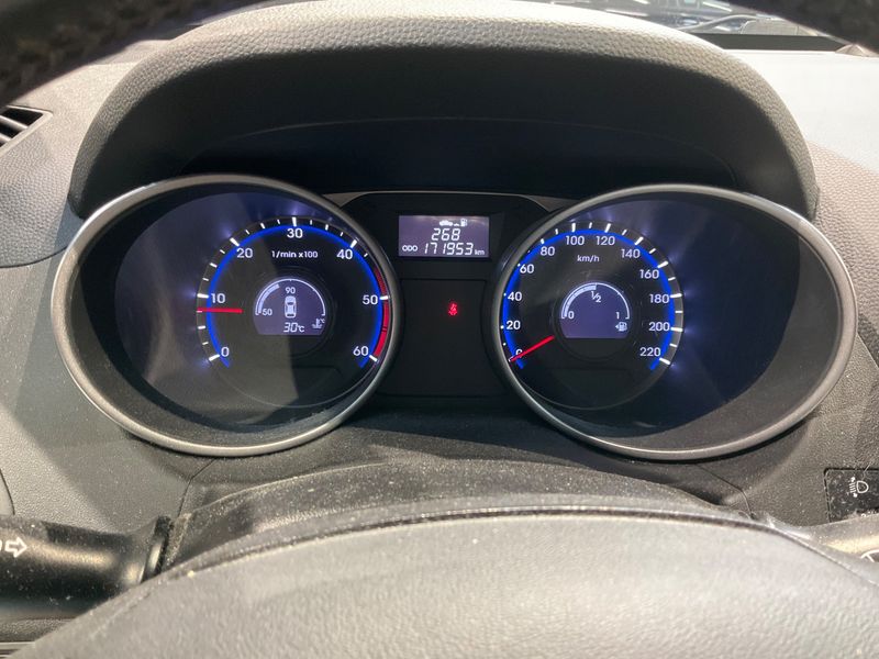 Hyundai ix35 2.0 CRDi FIFA World Cup Edition AWD 2014 – снимка 19