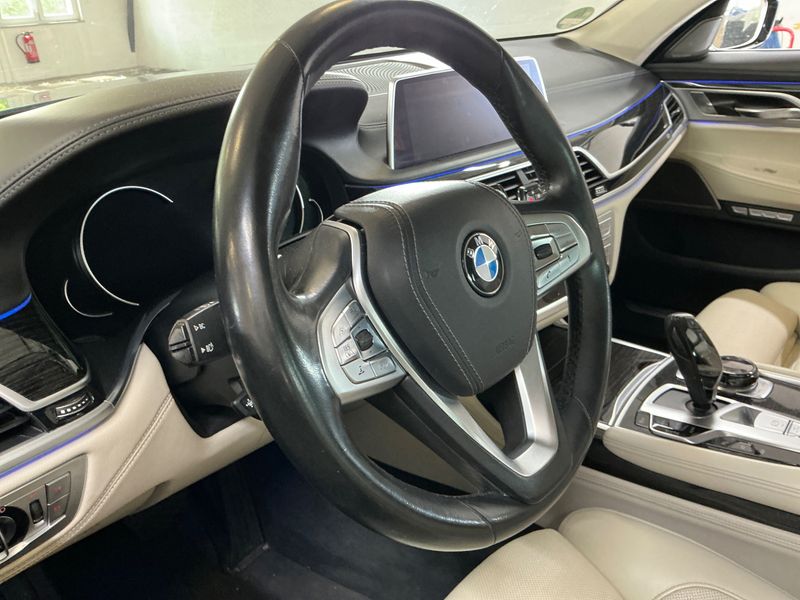 BMW 7er 750i xDrive 2016 – снимка 31