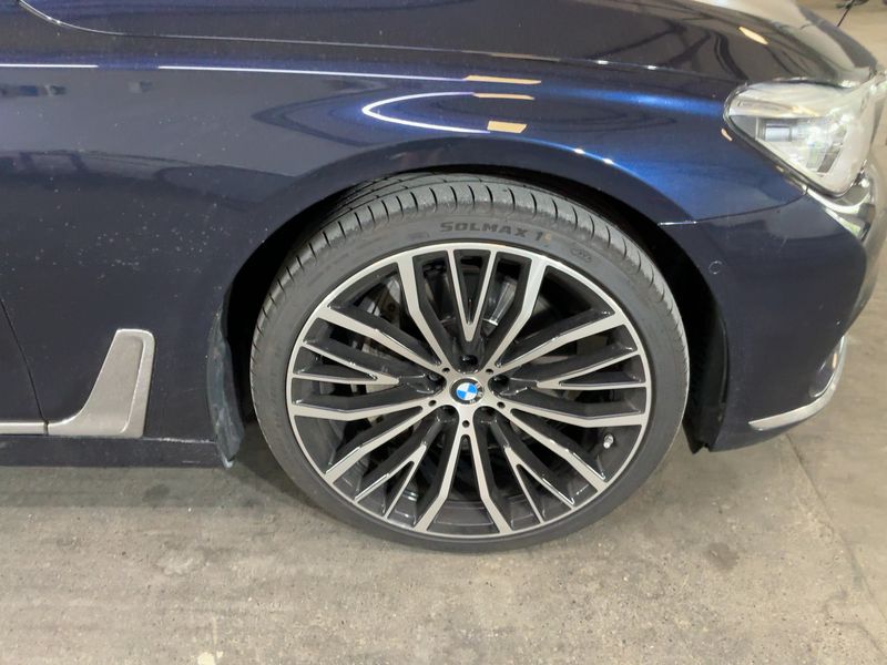 BMW 7er 750i xDrive 2016 – снимка 11