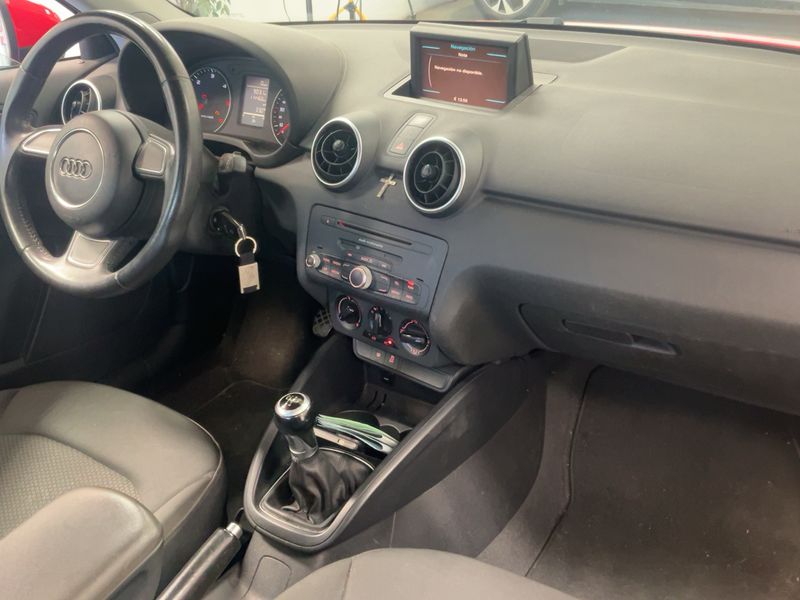 Audi A1 1.6 TDI Attraction 2011 – снимка 17