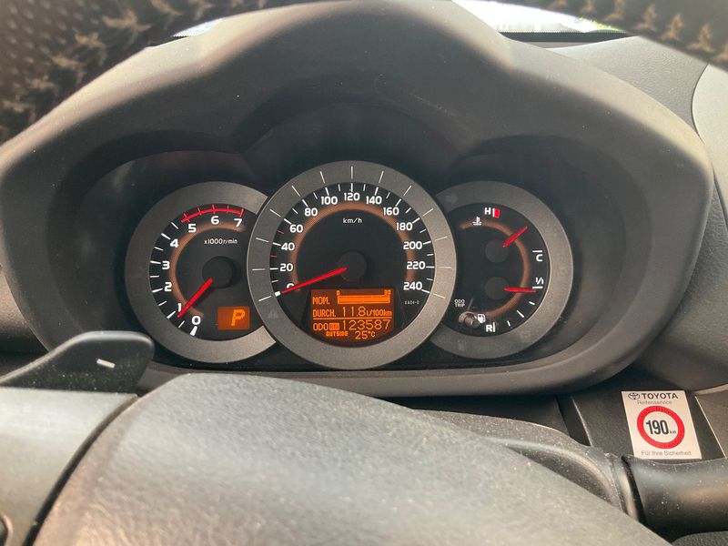 Toyota RAV 4 2.2 D-4D Executive 2010 – снимка 18