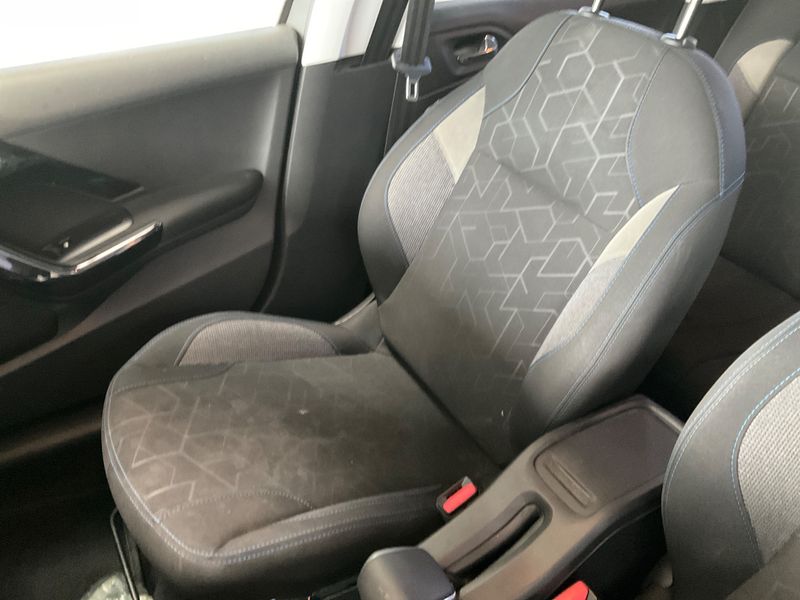 Peugeot 2008 1.2 PureTech Signature 2019 – снимка 28
