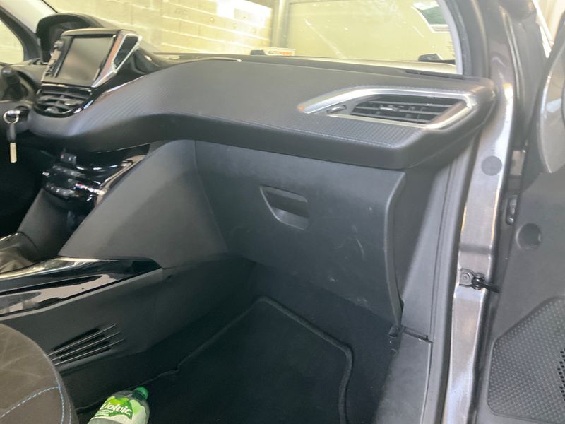Peugeot 2008 1.2 PureTech Signature 2019 – снимка 24