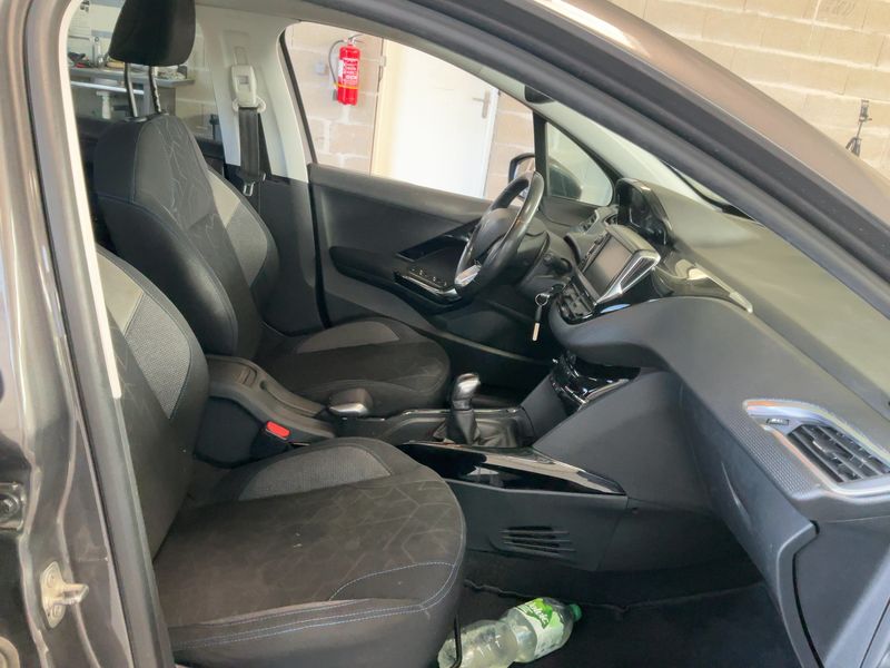 Peugeot 2008 1.2 PureTech Signature 2019 – снимка 16