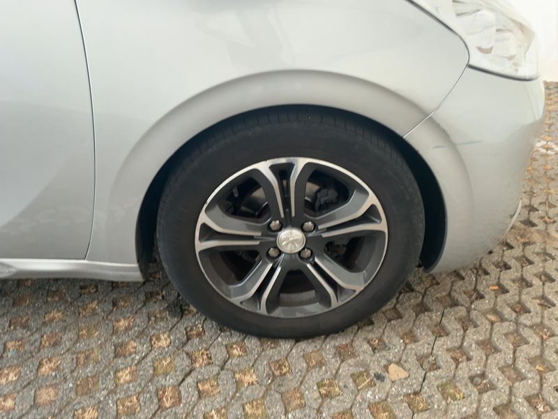 Peugeot 208 1.6 HDi Allure 2014 – снимка 11