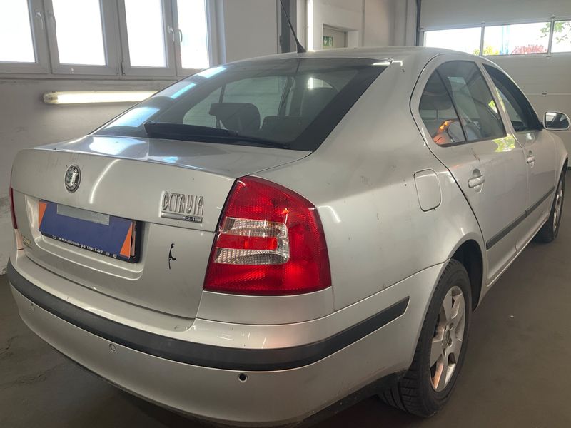 Skoda Octavia 1.6 FSI Ambiente 2005 – снимка 2