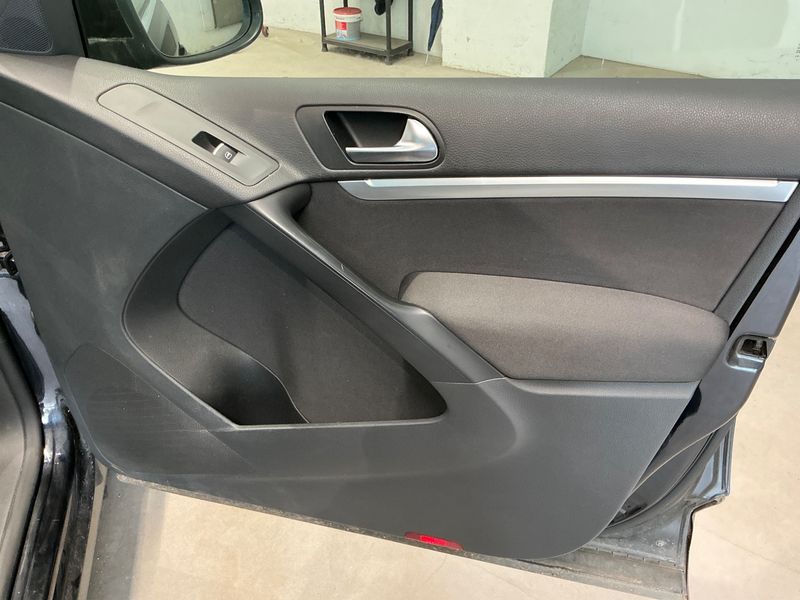 Volkswagen Tiguan 2.0 TSI Sport & Style 4Motion 2011 – снимка 31