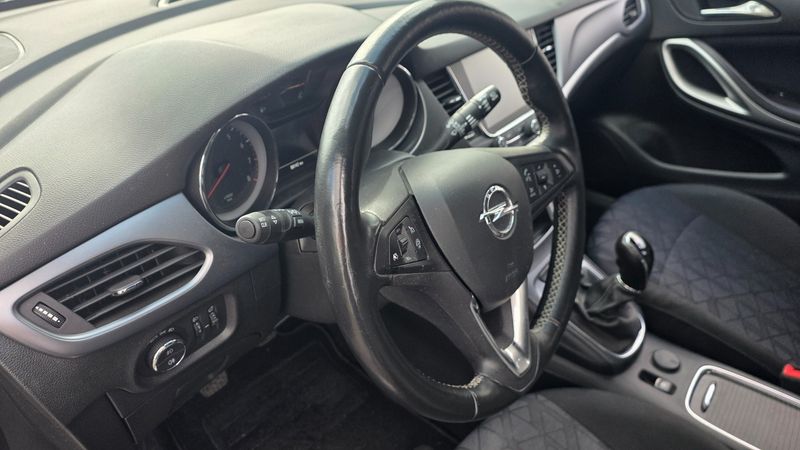 Opel Astra 1.4 SIDI Turbo 120 Jahre Start/Stop 2019 – снимка 32