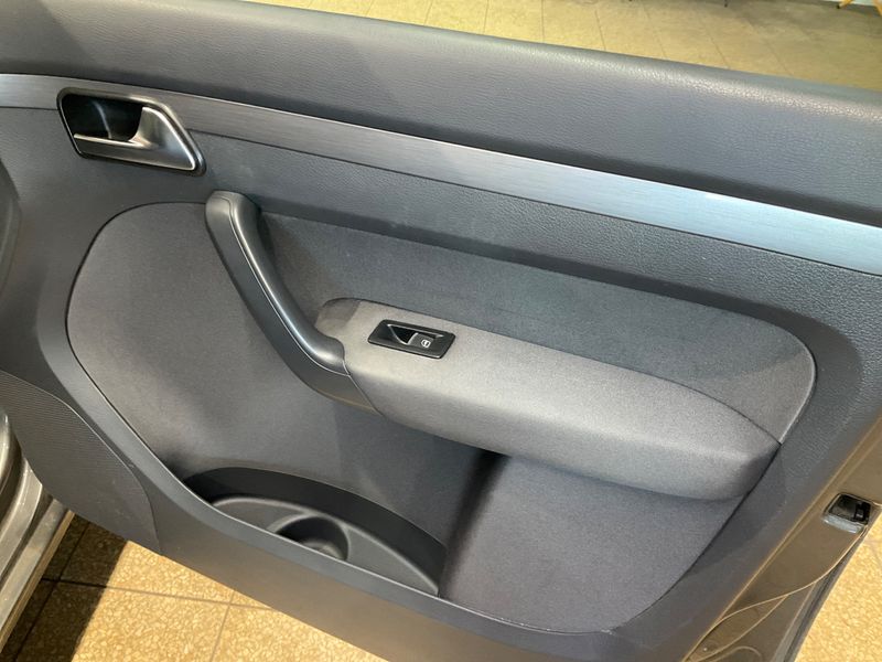 Volkswagen Touran 1.6 TDI Comfortline 2011 – снимка 35