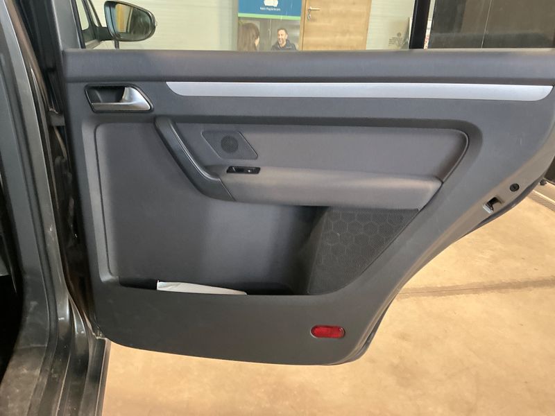 Volkswagen Touran 1.2 TSI Comfortline BlueMotion Tech 2012 – снимка 36