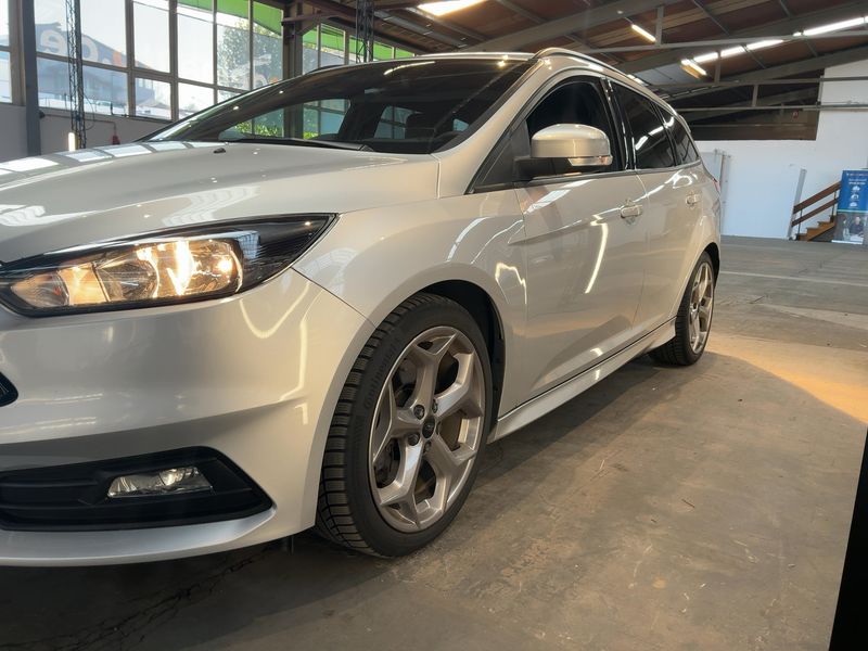 Ford Focus 2.0 EcoBoost ST 2017 – снимка 2