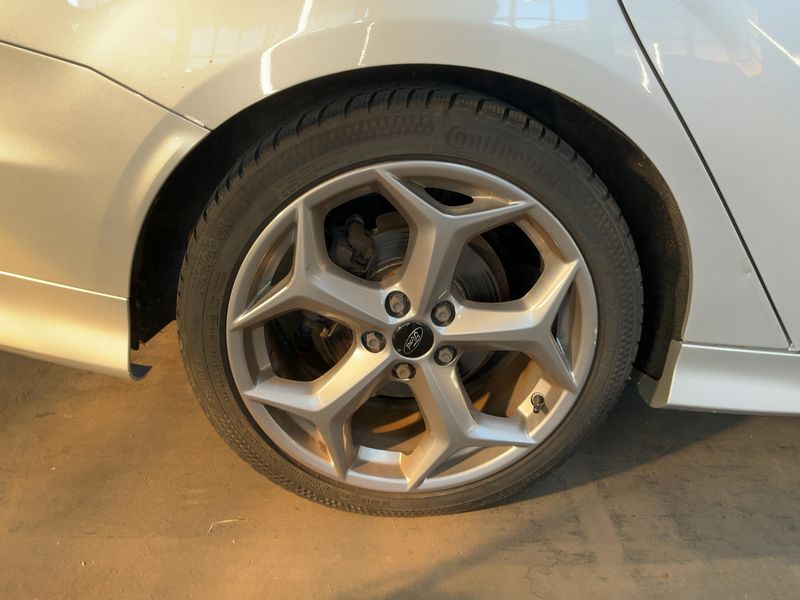 Ford Focus 2.0 EcoBoost ST 2017 – снимка 9