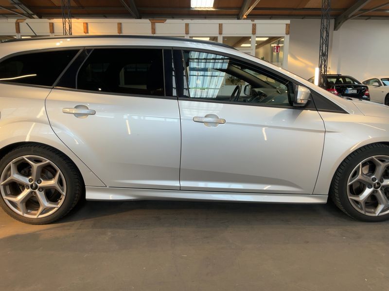 Ford Focus 2.0 EcoBoost ST 2017 – снимка 10