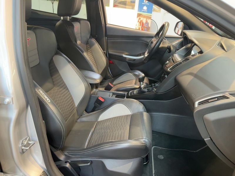 Ford Focus 2.0 EcoBoost ST 2017 – снимка 16