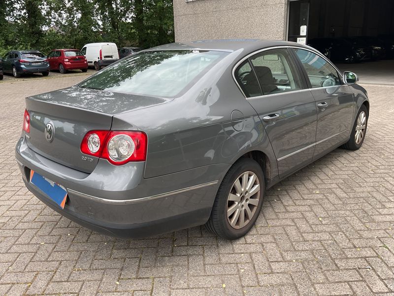 Volkswagen Passat 2.0 TDI Individual Chrom 2007 – снимка 2
