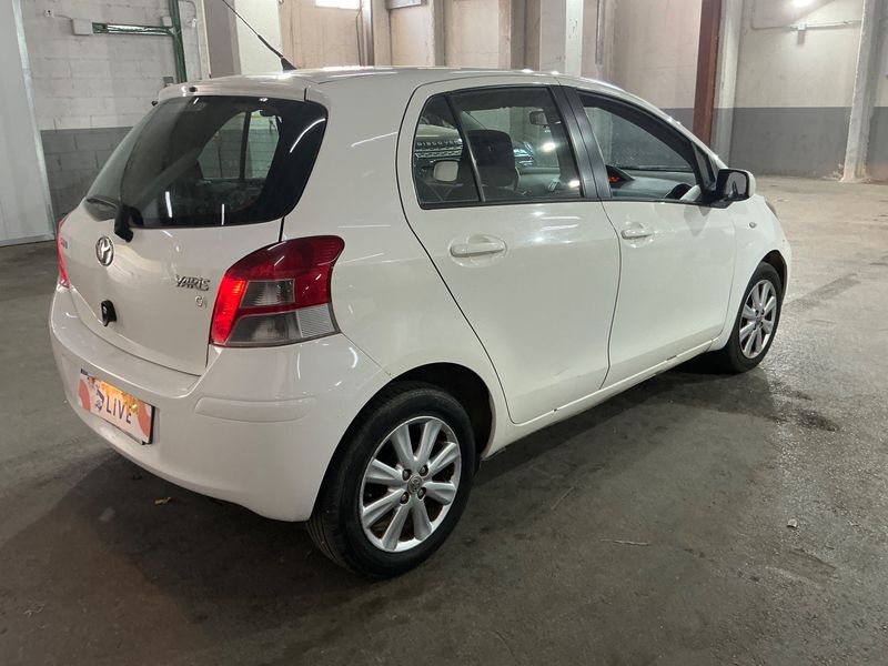 Toyota Yaris 1.4 D-4D Active 2011 – снимка 2