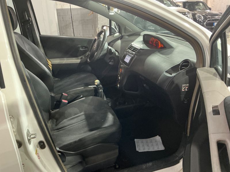 Toyota Yaris 1.4 D-4D Active 2011 – снимка 3