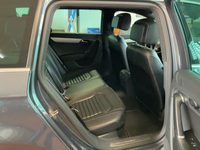 Volkswagen Passat 2.0 TDI Highline BlueMotion Tech 2013 – снимка 20