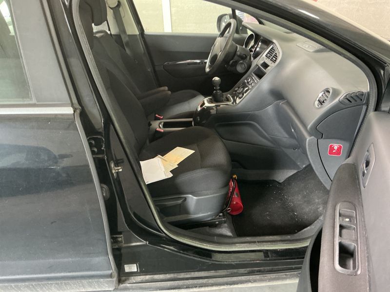 Peugeot 5008 1.6 HDi Active 2011 – снимка 3