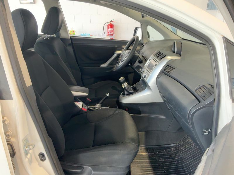 Toyota Verso 2.0 D-4D Active 2012 – снимка 16