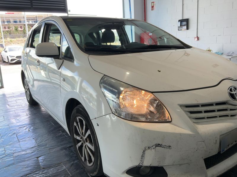 Toyota Verso 2.0 D-4D Active 2012 – снимка 12