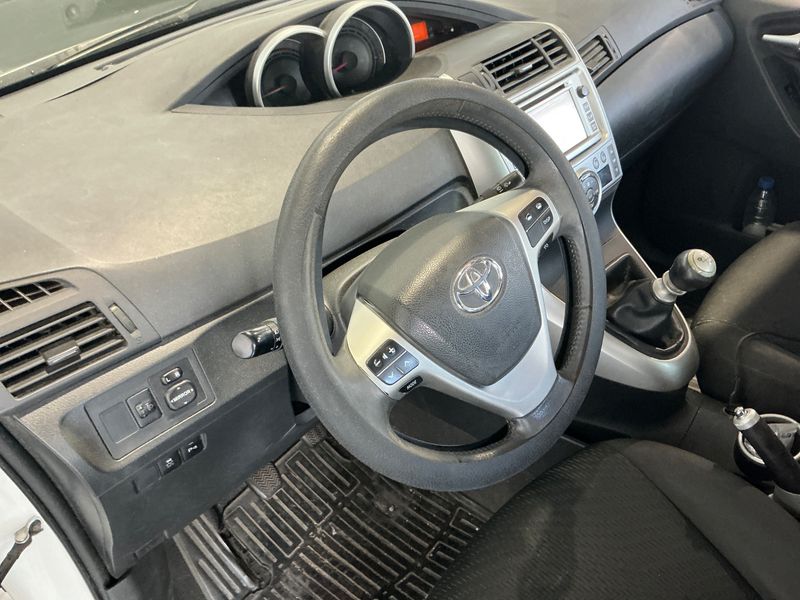 Toyota Verso 2.0 D-4D Active 2012 – снимка 29