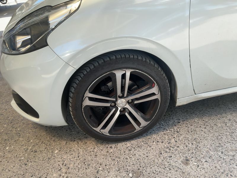 Peugeot 208 1.6 Blue-HDi GT Line 2016 – снимка 3